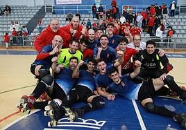 Los jugadores y entrenadores del Mundaiz celebran el ascenso a Liga Bronce al finalizar el encuentro de la semifinal de la Final Four.
