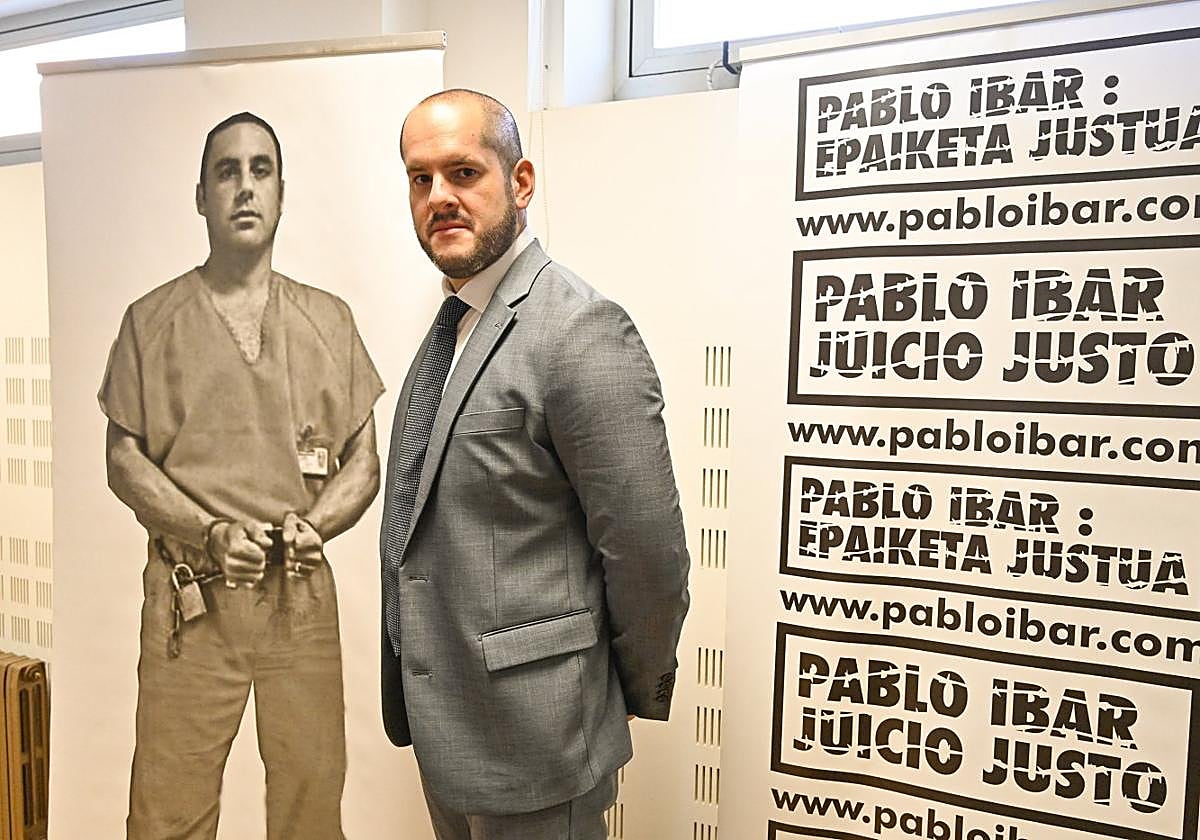 Joe Nascimento posa en el salón de grados de la Facultad de Derecho en Donostia, donde este lunes dio una conferencia a futuros letrados.