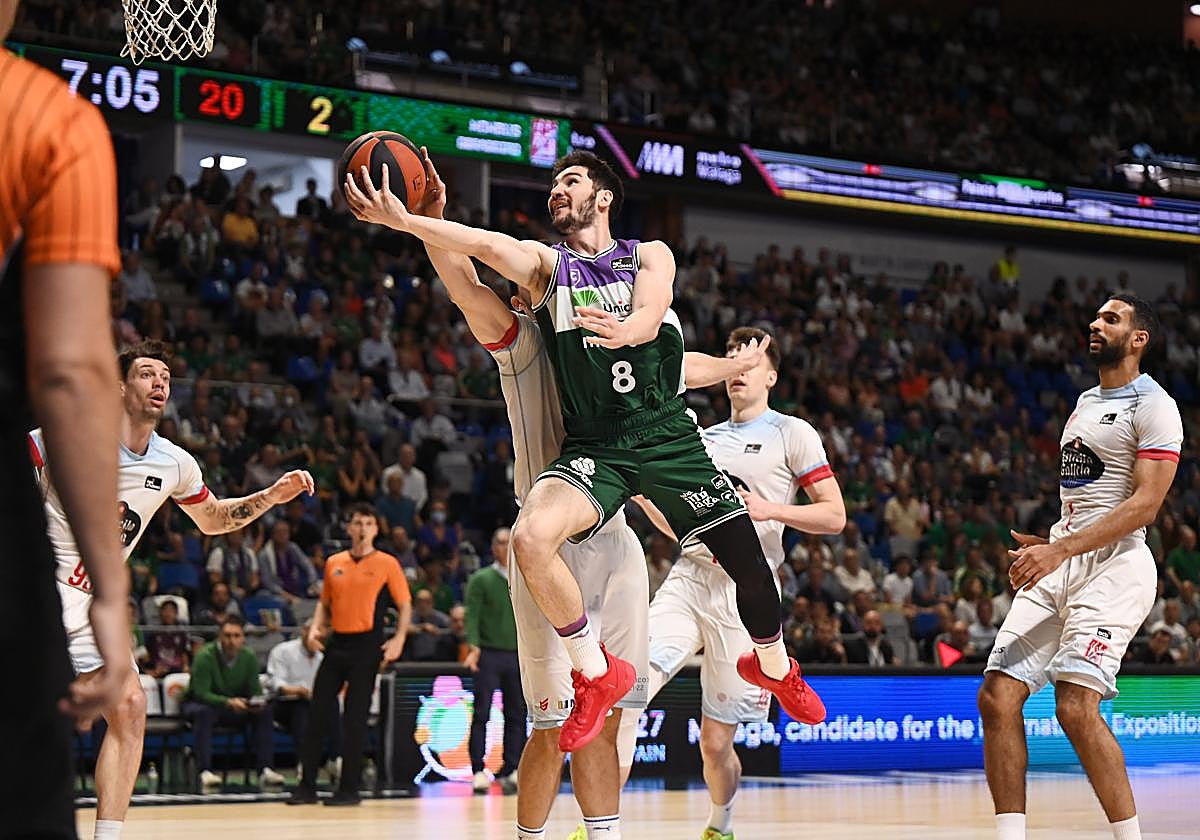 Darío Brizuela hace una entrada a canasta en el partido de este pasado fin de semana de ACB entre el Unicaja de Málaga y el Obradoiro.