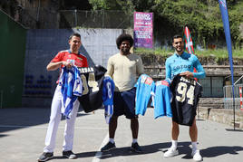 Erik Jaka, Cameron Jordan y Mikel Merino, en el frontón de la plaza Trinidad de Donostia.