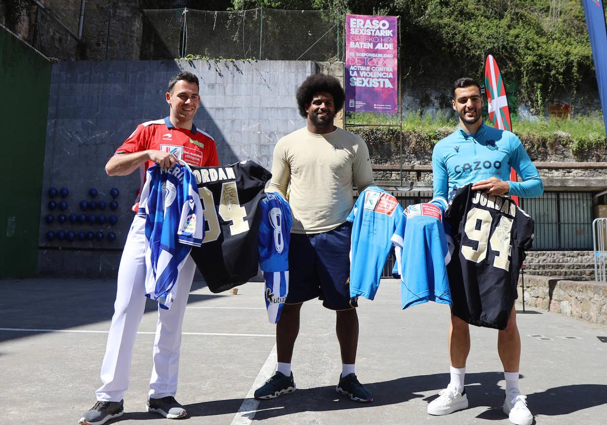 Erik Jaka, Cameron Jordan y Mikel Merino, en el frontón de la plaza Trinidad de Donostia.