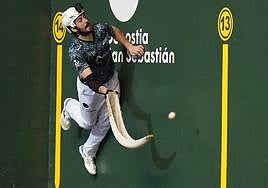 Endika Barrenetxea devuelve una pelota complicada desde el rebote.