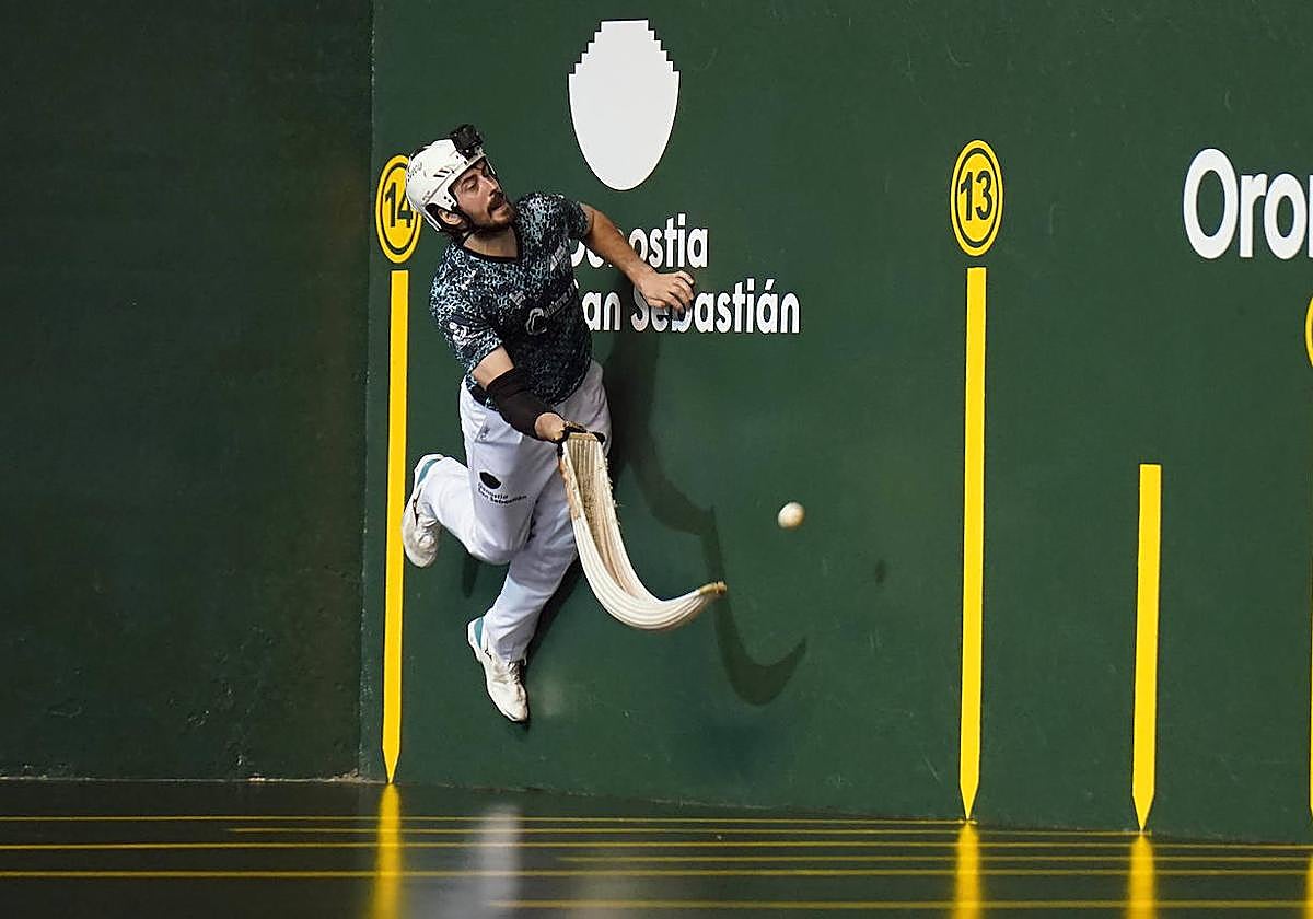 Endika Barrenetxea devuelve una pelota complicada desde el rebote.