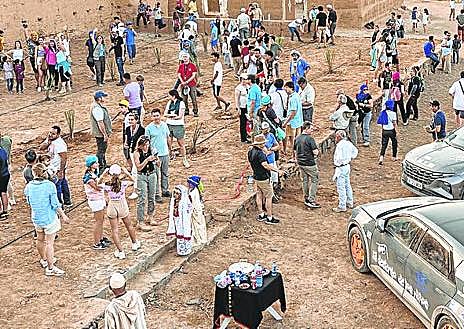Imagen secundaria 1 - Todos los participantes y los Hyundai, espera a embarcar en Tarifa, las primeras palmeras recién plantadas en Fezzou, y parte de la caravana antes de llegar a los caminos de arena. La cierra el 100% eléctrico IONIQ 5, todo un coloso.