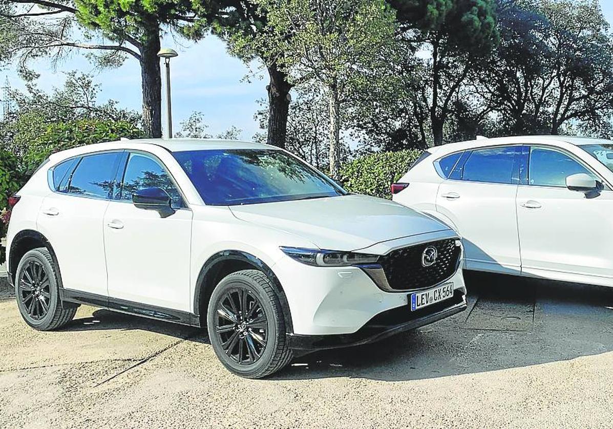 El Mazda CX-5, a la izquierda, al igual que el CX-60, a la derecha, ahora están disponibles con motores diesel que garantizan bajo consumo y pocas emisiones.