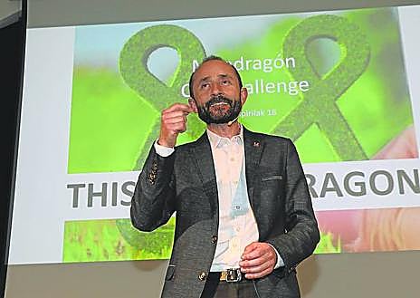 Imagen secundaria 1 - La alcaldesa de Arrasate, María Ubarretxena, durante su discurso de bienvenida. Ander Etxeberria, durante la ponencia en la que expuso las bases del cooperativismo vasco. Elena Pérez, viceconsejera de Trabajo y Seguridad Social del Gobierno Vasco, durante su discurso. 