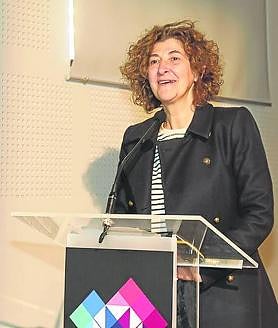 Imagen secundaria 2 - La alcaldesa de Arrasate, María Ubarretxena, durante su discurso de bienvenida. Ander Etxeberria, durante la ponencia en la que expuso las bases del cooperativismo vasco. Elena Pérez, viceconsejera de Trabajo y Seguridad Social del Gobierno Vasco, durante su discurso. 