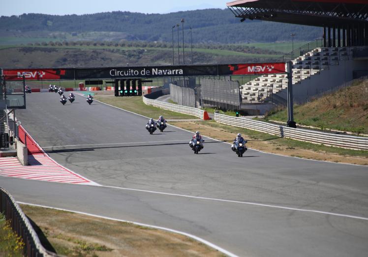 Imagen principal - Los motoristas de la Ertzaintza se &#039;entrenan&#039; a lo Marc Márquez de cara al Tour