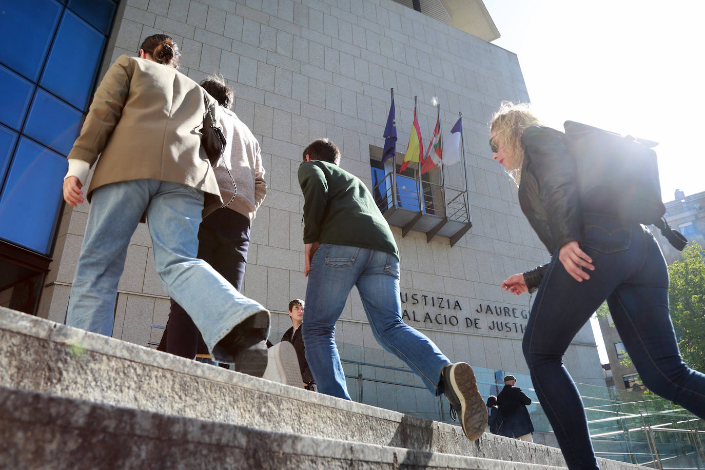 La sensación a las puertas del Palacio de Justicia de Donostia ha sido deamplio seguimiento de la huelga de funcionarios judiciales.