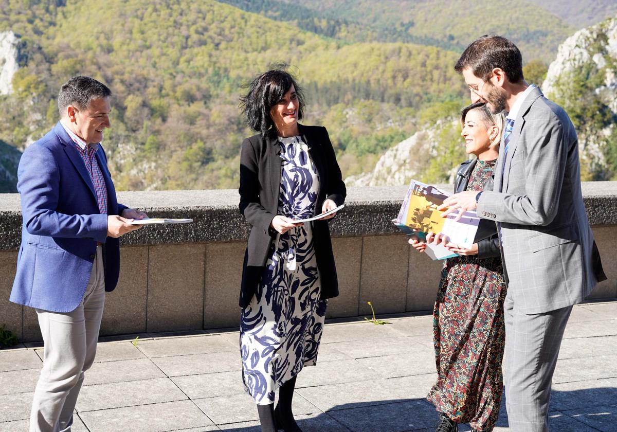 Responsables de Arantzazulab y las universidades vascas esta mañana en Oñati.