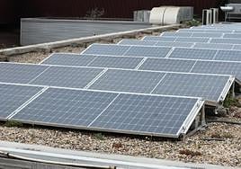 Placas fotovoltaicas situadas en el polideportivo Antzizar.