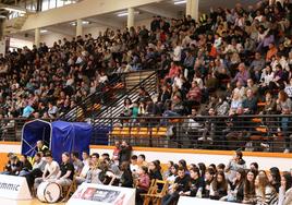 Seguidores del Juaristi Iraurgi durante el derbi ante el Gipuzkoa Basket en Azpeitia.