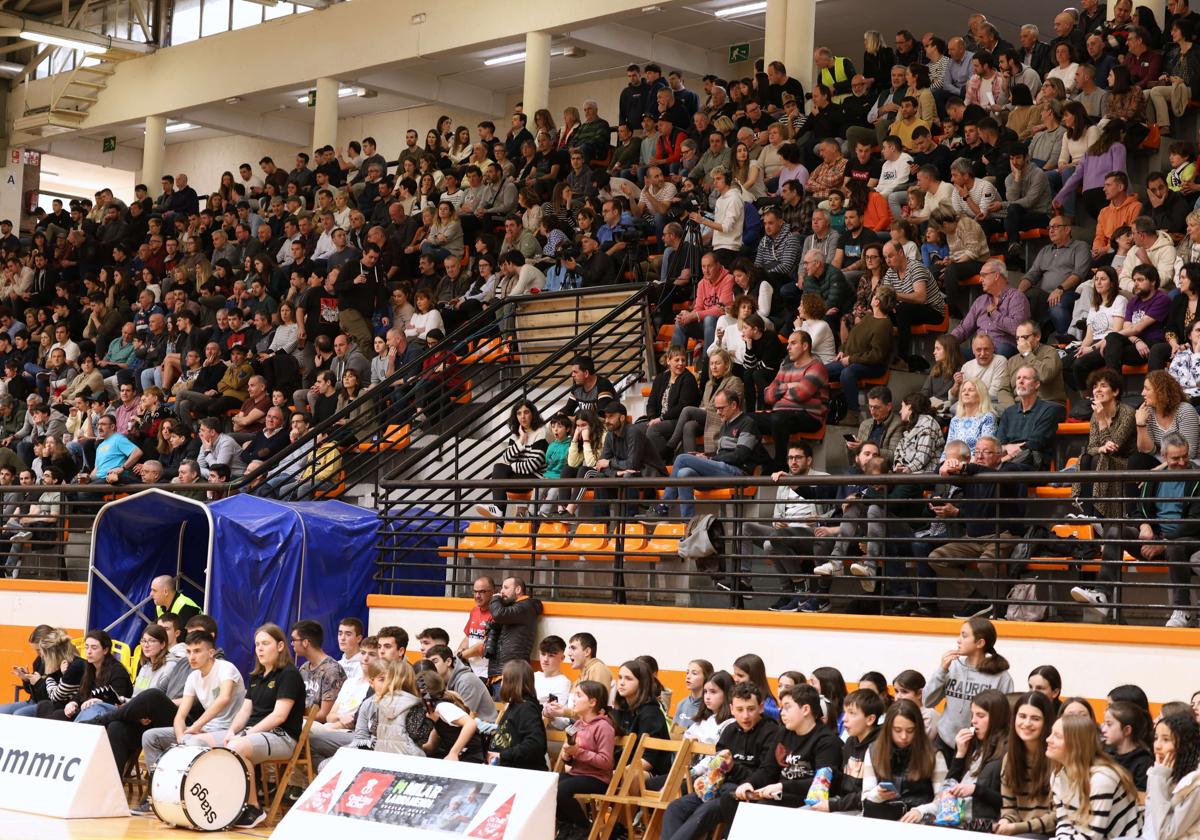 Seguidores del Juaristi Iraurgi durante el derbi ante el Gipuzkoa Basket en Azpeitia.