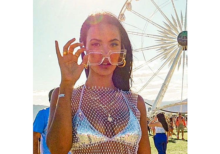 Look con top de rejilla.