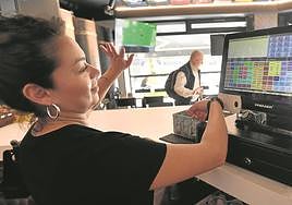Una pareja disfruta de unos pintxos en un bar de la Parte Vieja de San Sebastián.
