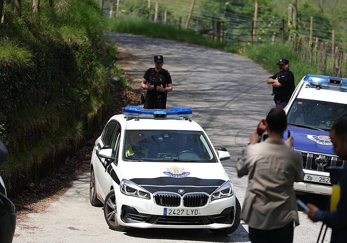 La Ertzaintza mantiene acordonada la carretera que da acceso al caserío donde han ocurrido los hechos