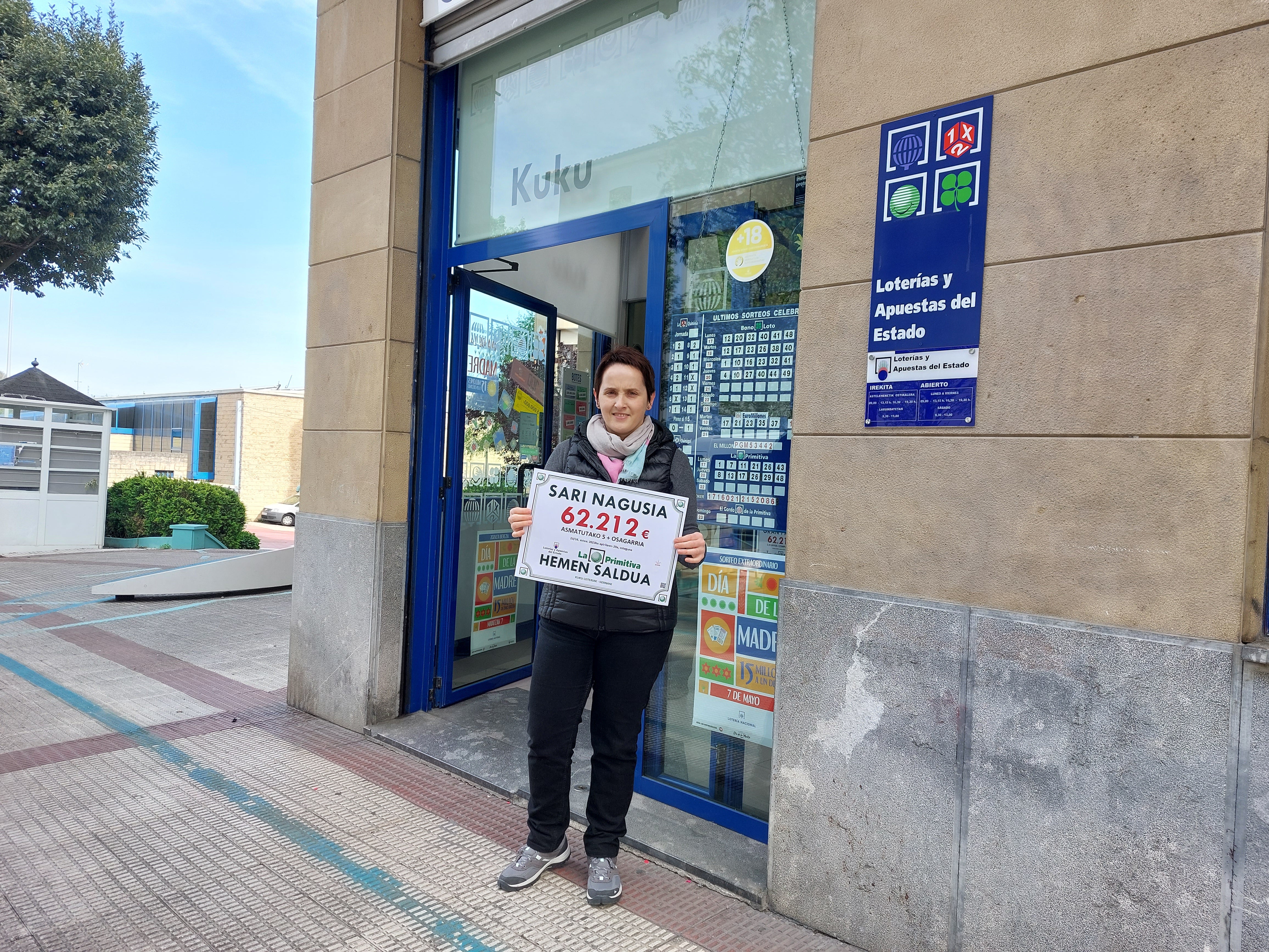 Nekane, de la administración Kuku de Hernani, con el cartel del premio.