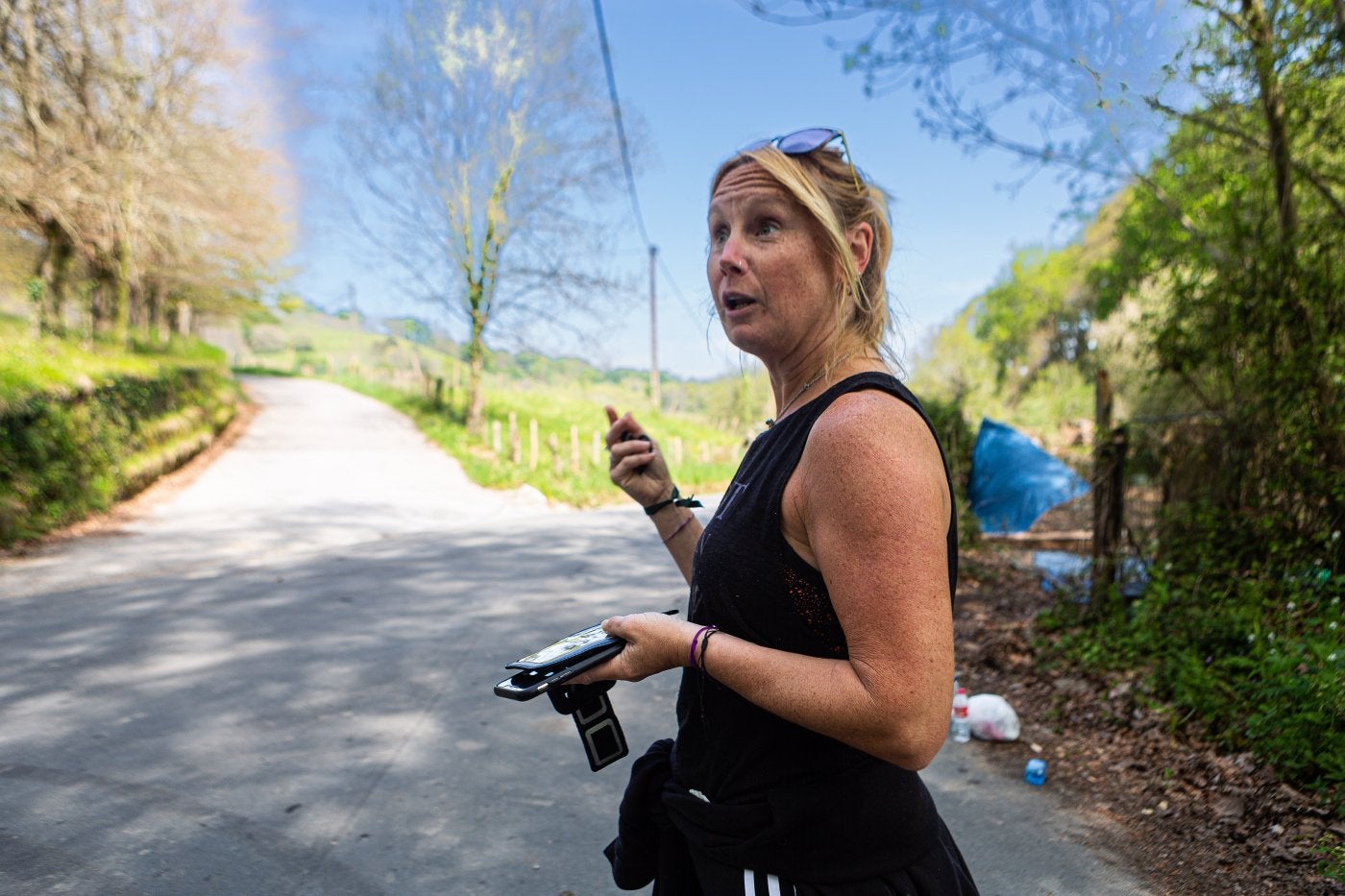 Tania camina por una de las pistas aledañas al lugar del crimen..