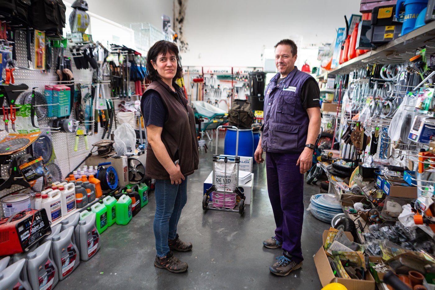 Arantxa y Alberto en la cooperativa Nekazarien etxea.