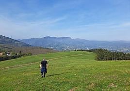 Las vistas desde la zona alta de Oindolar son espectaculares. Al fondo, la línea de Hernio