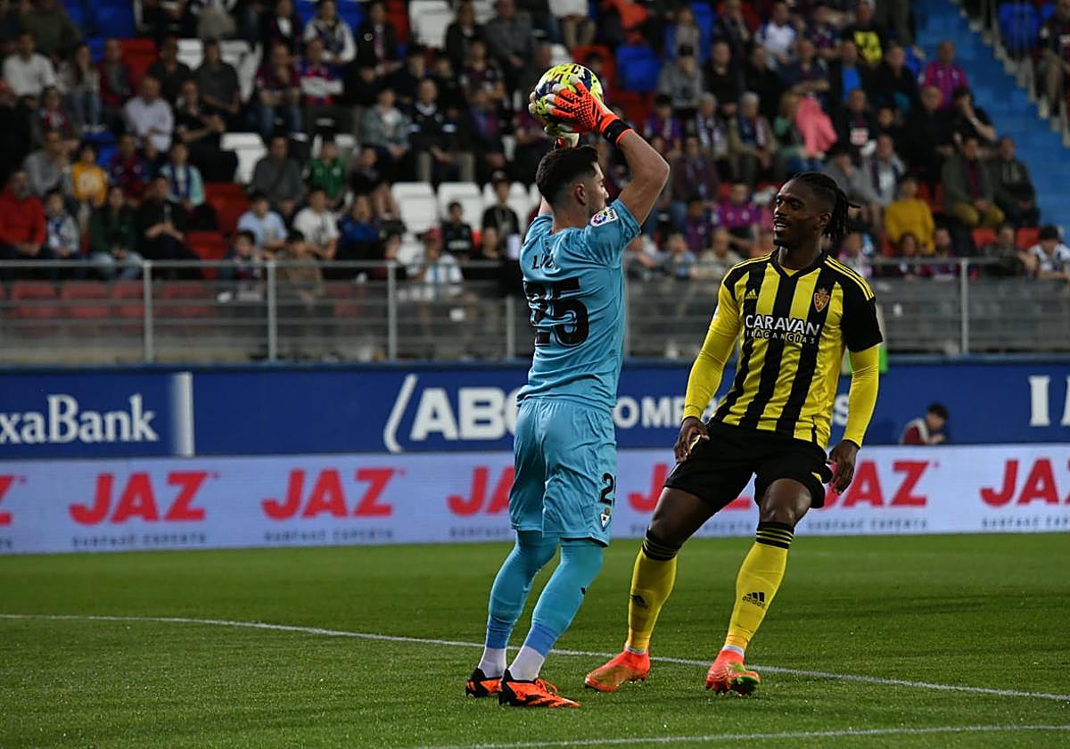 Zidane bloca un balón ante un jugador del Zaragoza.