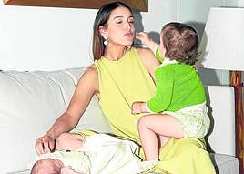 Valentina Suárez-Zuloaga posa con sus dos hijas.