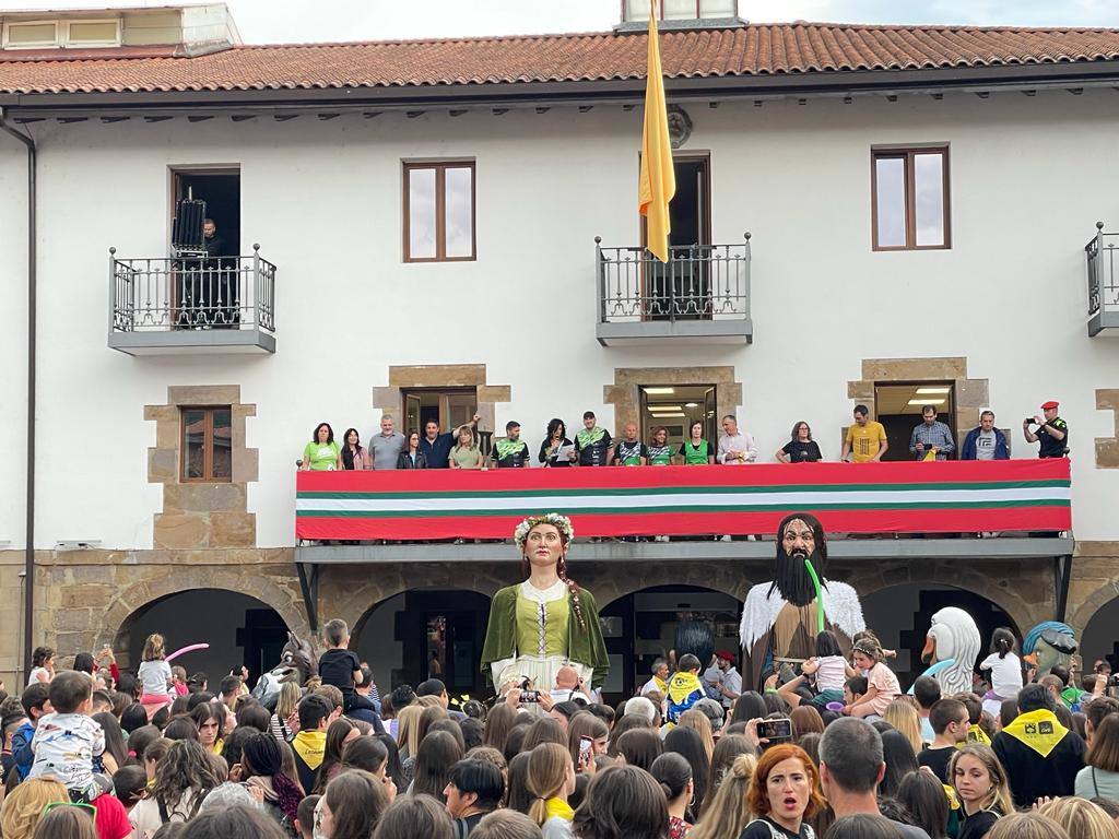 Txupinazo por todo lo alto en Lazkao