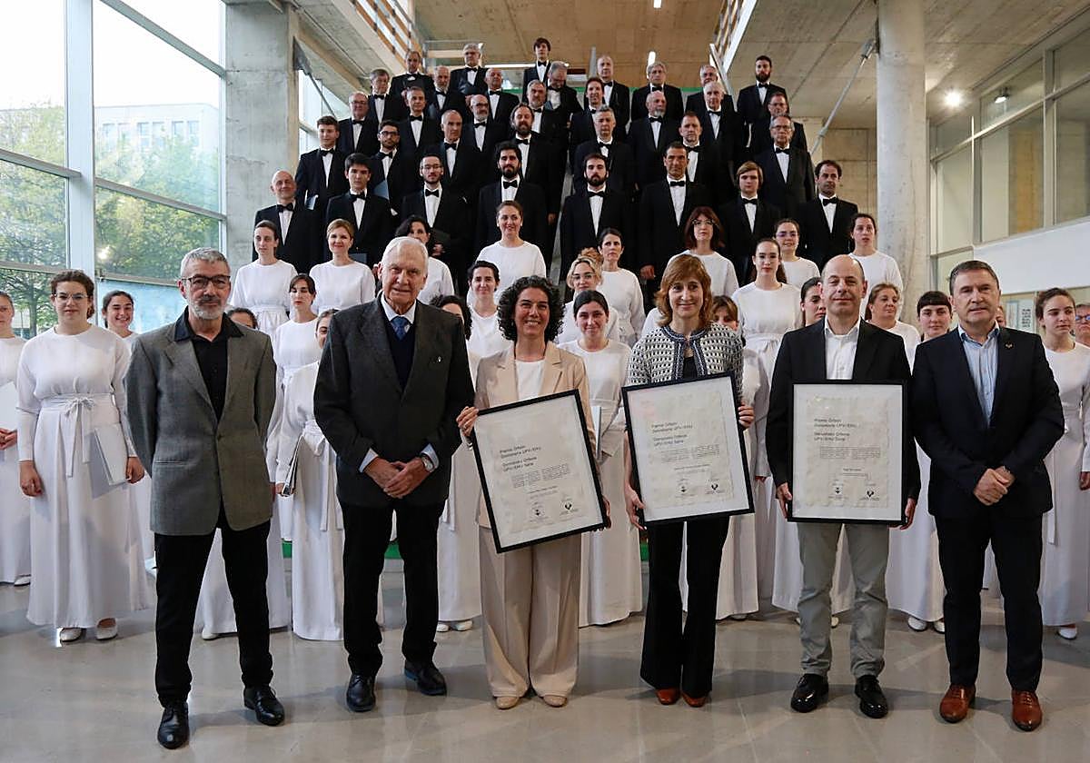 Los premiados y los representantes del Orfeón y del Campus.