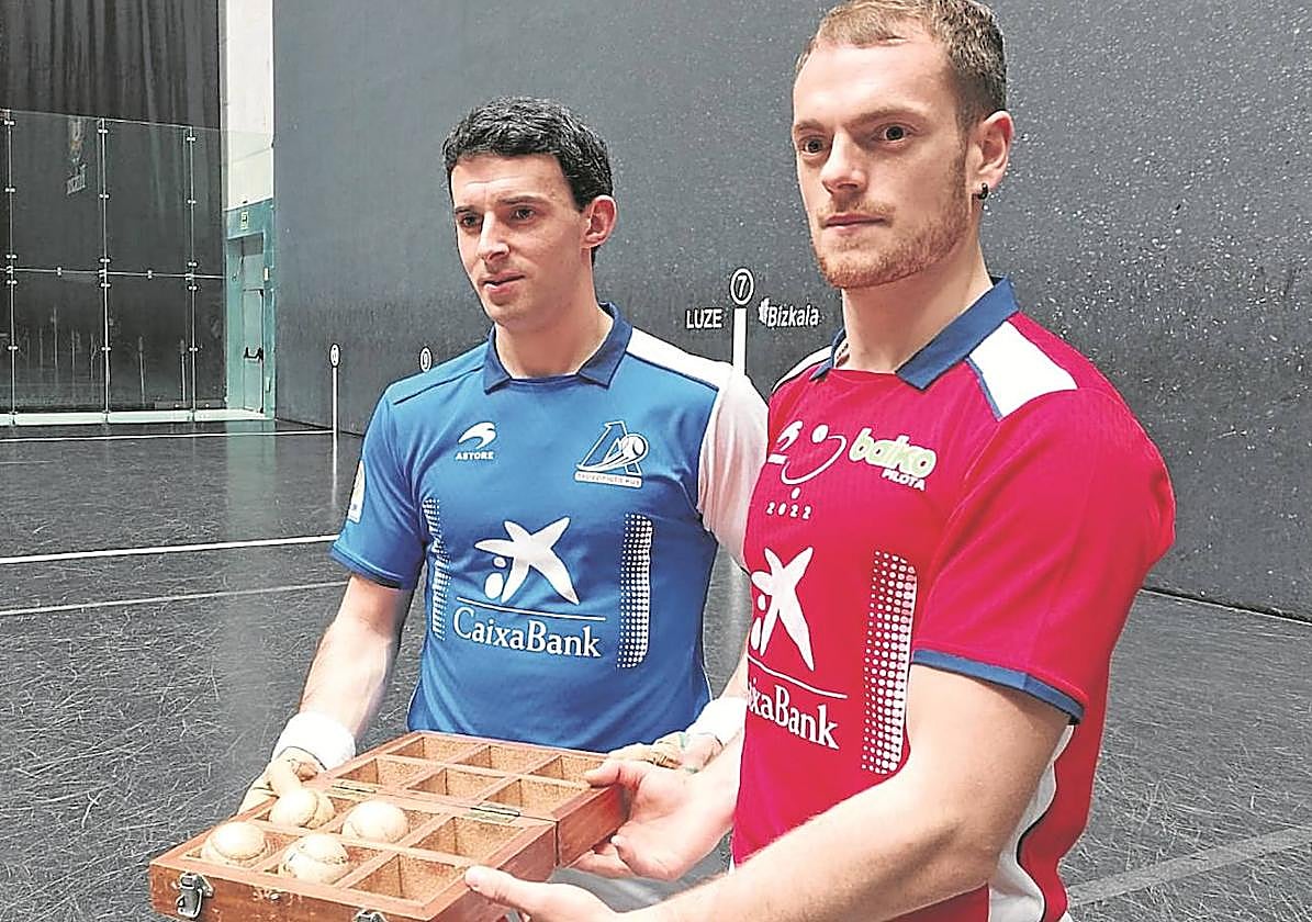 Altuna III y Laso posan con las cuatro pelotas con las que buscarán el primer punto de la liguilla en el Bizkaia.