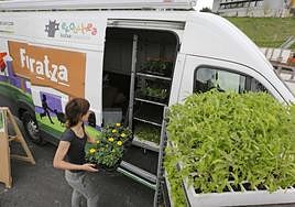 La Furgobaratza en una de las visitas que lleva a cabo a diferentes localidad de Gipuzkoa.