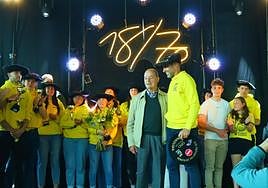 Jon Salsamendi arropa al homenajeado Patxi Sarasua con los remeros y remeras oriotarras detrásp