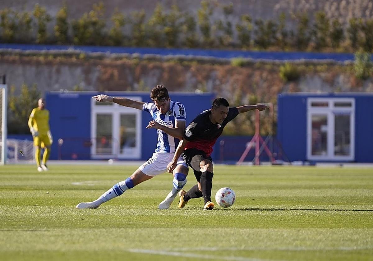 Urko González de Zárate disputa un balón durante el partido.