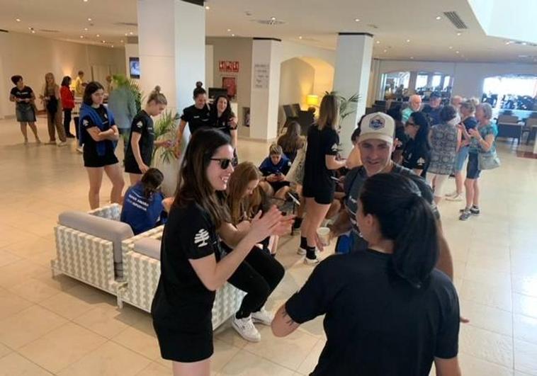 Las jugadoras se preparan para un nuevo partido.