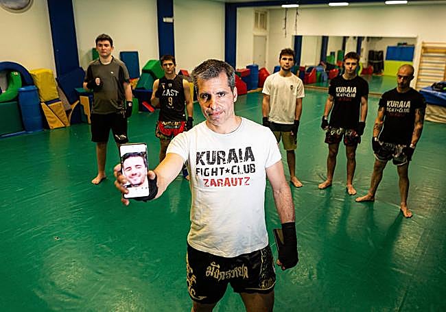 Compañeros de kickboxing de Adnan en el club Kuraia Zarautz