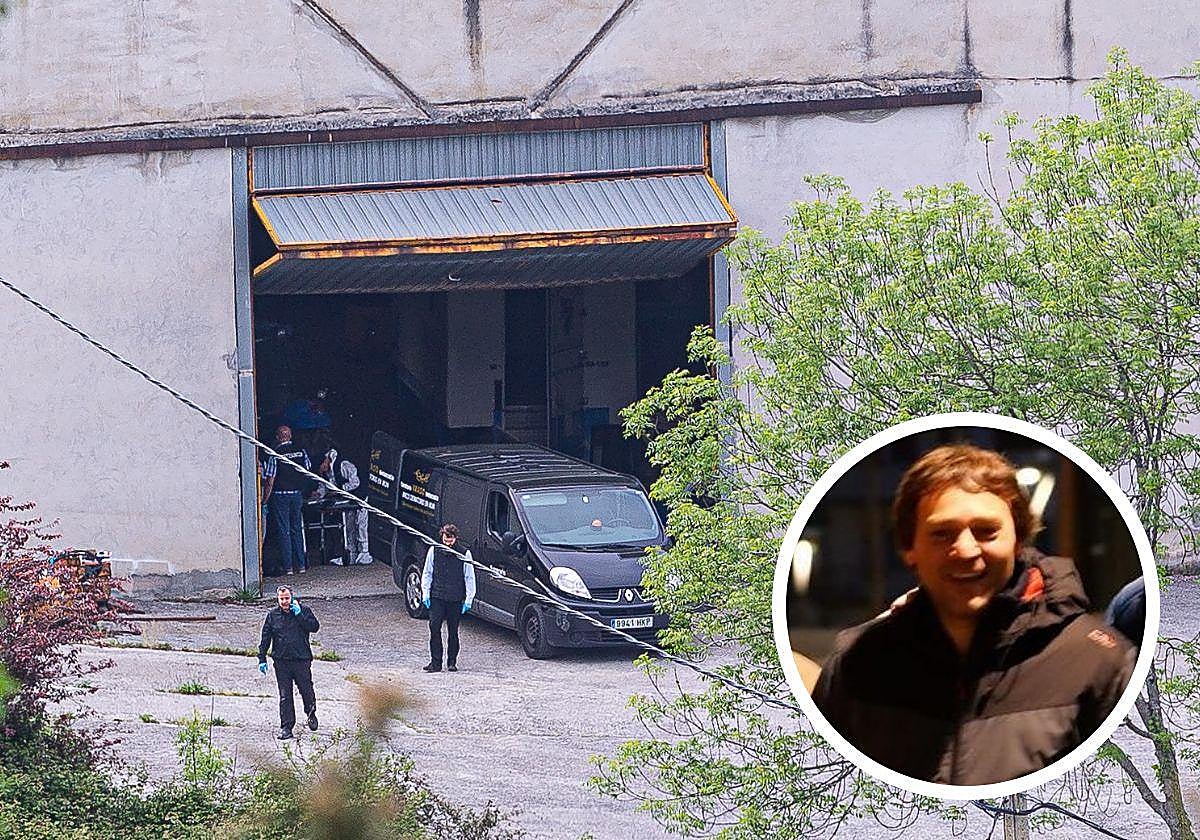 El furgón funerario a las puertas del pabellón donde se cometió el crimen. En miniatura, una fotografía reciente de la víctima, Ignacio Ábrego