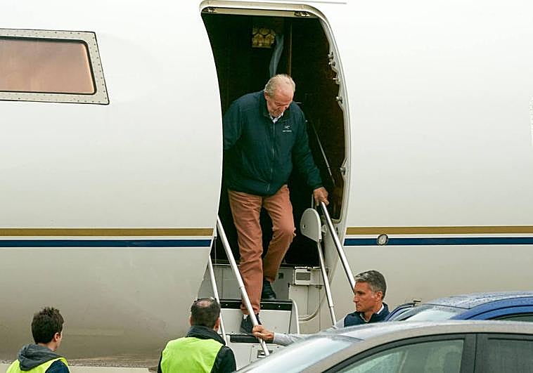 Juan Carlos I a su llegada a Vitoria.
