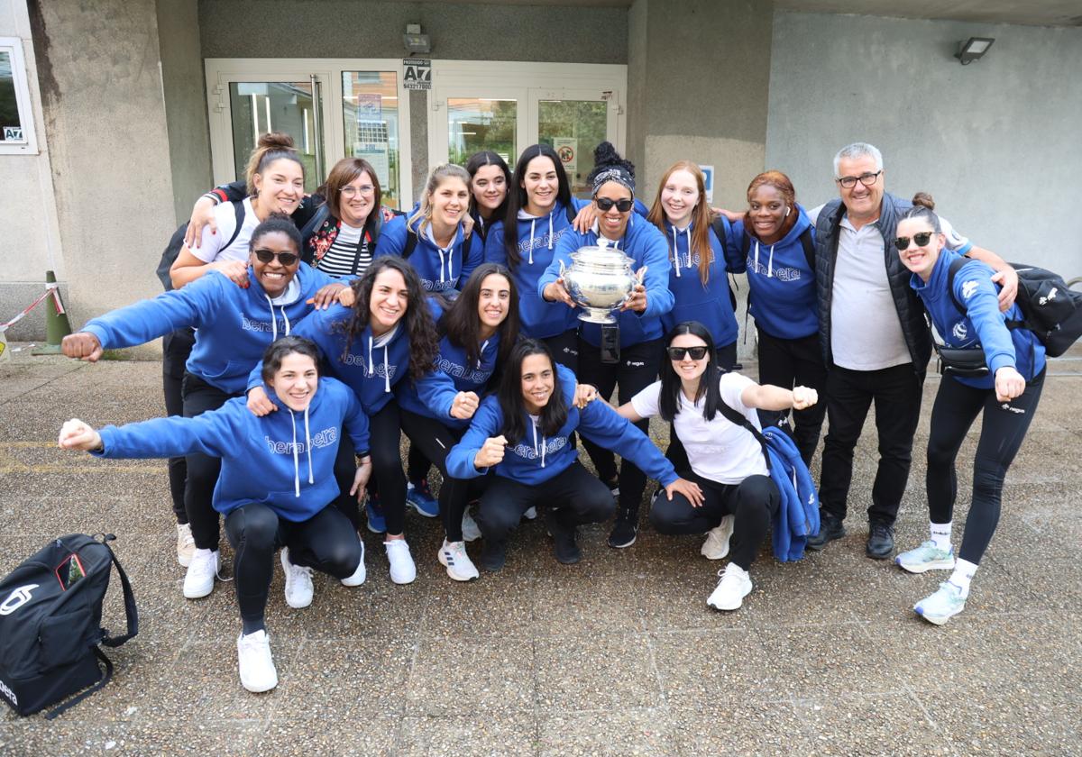 Las jugadoras y directiva del Super Amara Bera Bera posa con el trofeo de campeonas de Copa de la Reina en el polideportivo de Bidebieta de Donostia.