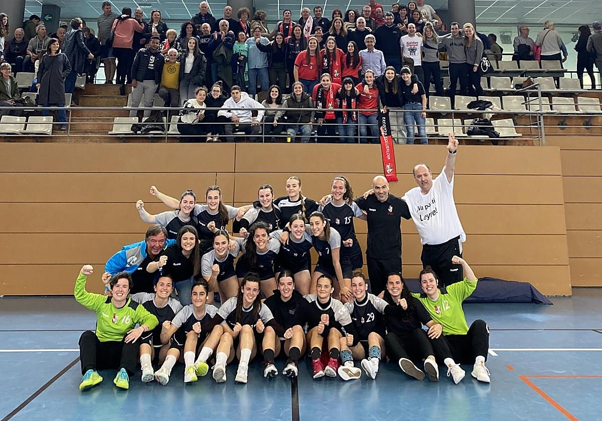 Txapeldunak. Plantilla y afición celebraron el campeonato en Andoain.