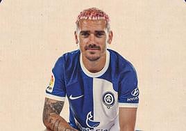 Antoine Griezmann posa con la camiseta especial 120 aniversario que vestirá el Atlético de Madrid ante el Mallorca.