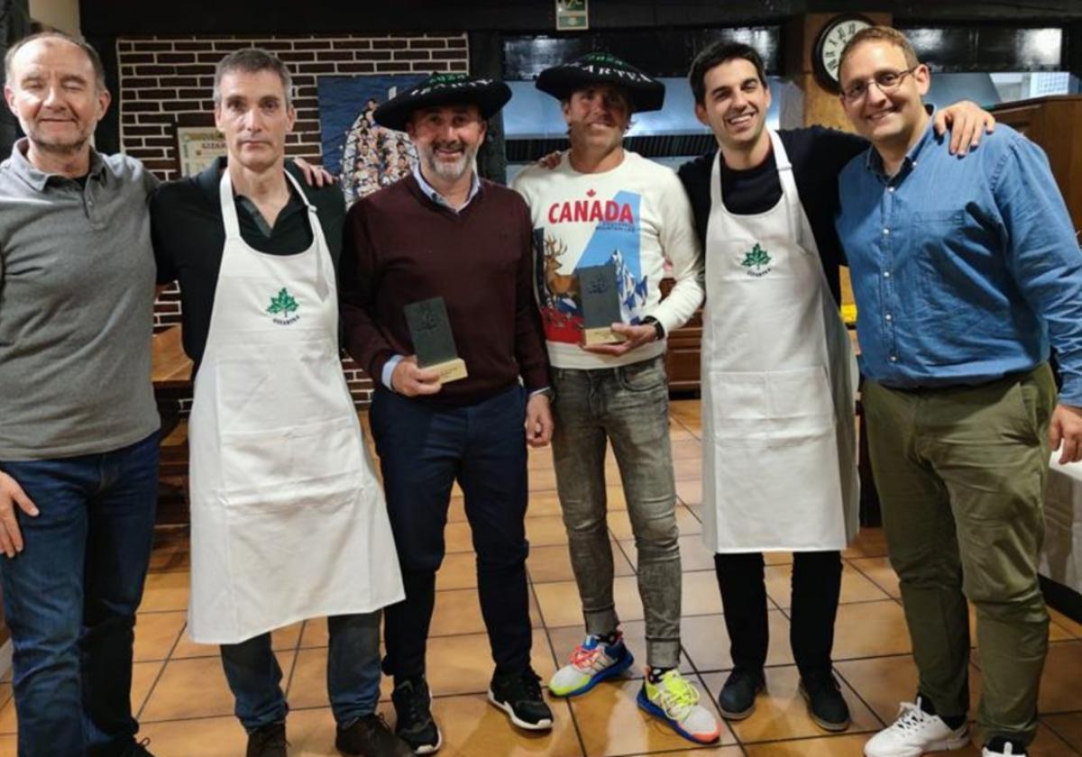 Fran Oquiñena, presidente de Gizartea; Rubén Berasategui, organizador; los campeones Álvaro Jaurrieta y Alberto Domínguez; Marco Satrustegui, organizador, y Jon Zaldua, directivo.