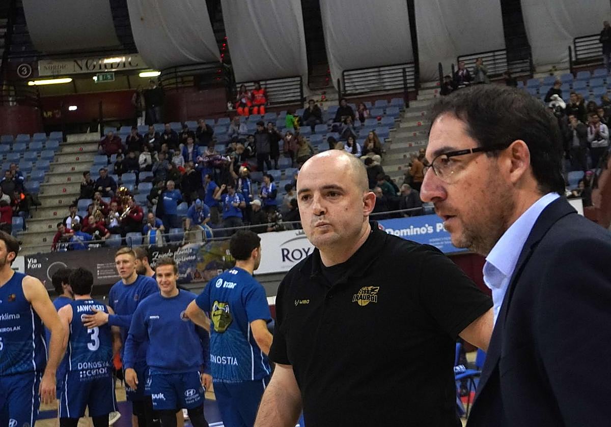 Odriozola, técnico del Juaristi, y Encinas, del GBC, en el derbi de Illunbe.