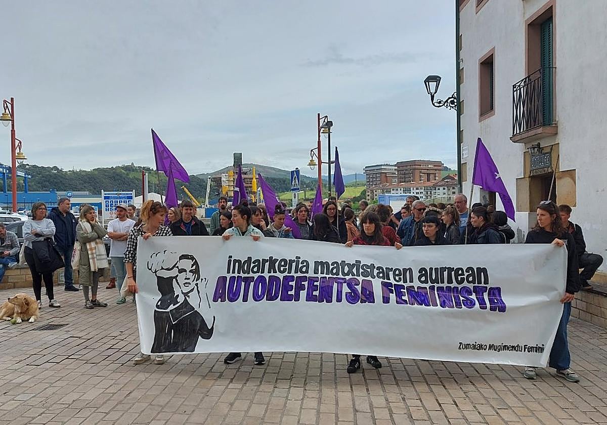 Concentración realizada este martes, en Saregile plaza, para condenar las agresiones ocurridas en santelmos.