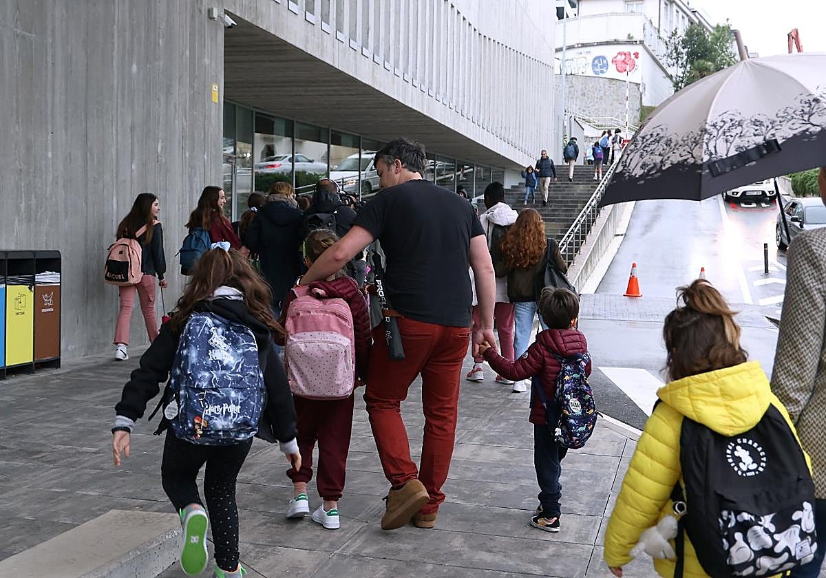 Entrada de alumnos en un colegio donostiarra.