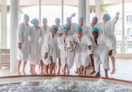 Las jugadoras del Bera Bera, junto al jacuzzi.