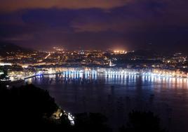 La ciudad de San Sebastián iluminada por la noche.