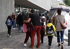 Padres y madres llevando a sus hijos al colegio en esta jornada de huelga.