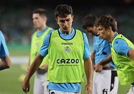 Zubimendi, calentando en el Benito Villamarín.