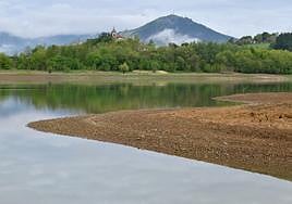 El embalse de Urkulu, en Aretxabaleta, es el que más vacío está respecto a su capacidad total.