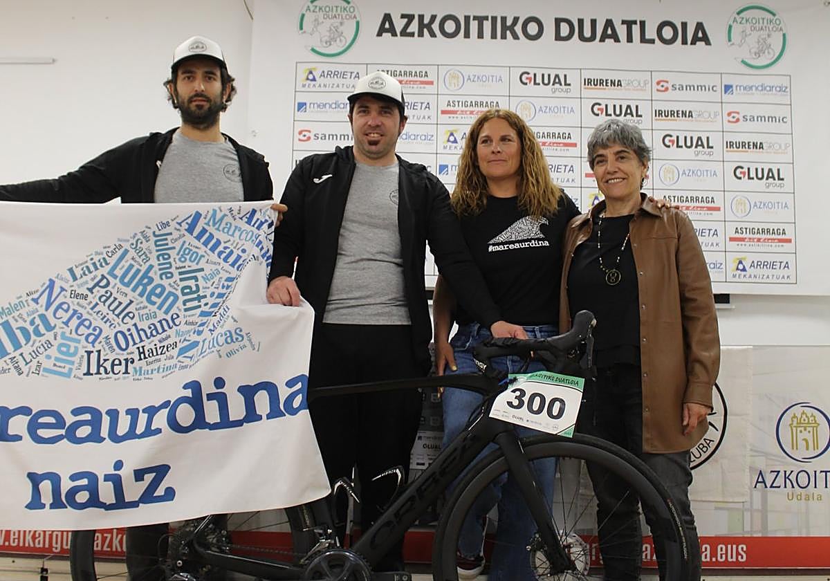 Azkoitri triatloi taldeko, Marea Urdinako eta Udaleko ordezkariak, aurkezpenean.