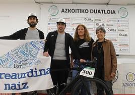 Azkoitri triatloi taldeko, Marea Urdinako eta Udaleko ordezkariak, aurkezpenean.